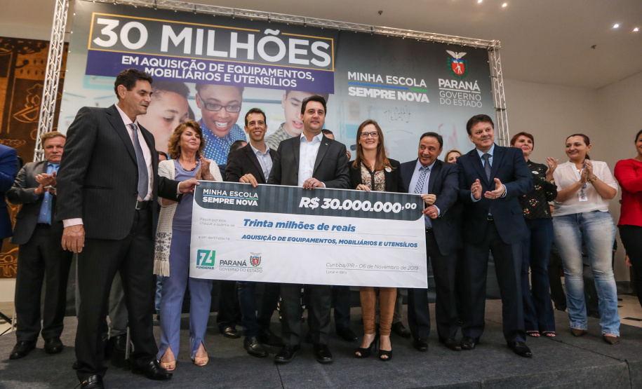 O governador Carlos Massa Ratinho Junior confirma nesta quarta-feira (06) recursos para compra de climatizadores, refrigeradores, conjuntos refeitórios, mesas, banquetas e utensílios para as escolas estaduais do Paraná. O investimento será feito por meio da Fundepar.  Curitiba, 06/11/2019 - Foto: Geraldo Bubniak/AEN