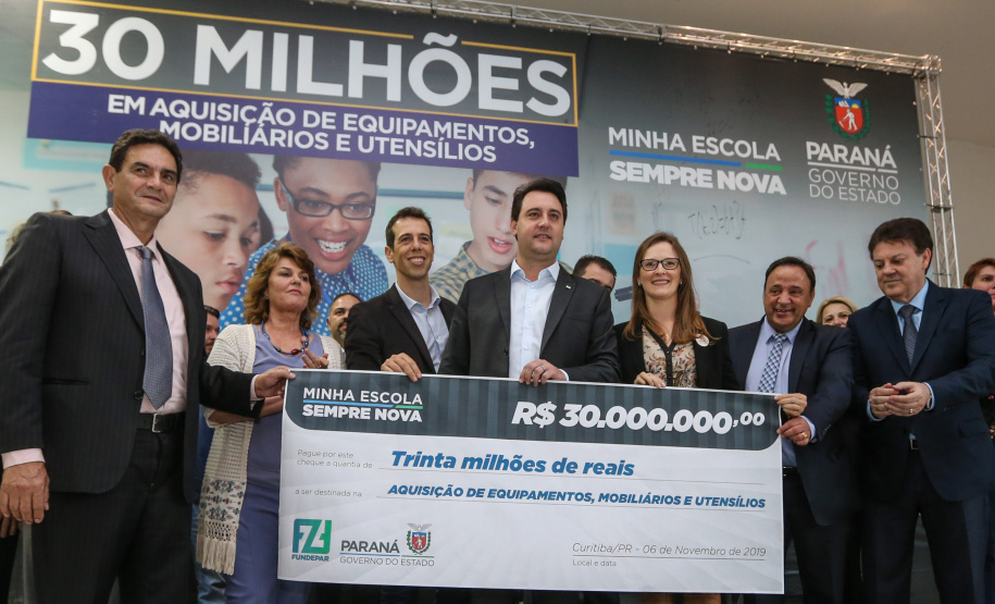 O governador Carlos Massa Ratinho Junior confirma nesta quarta-feira (06) recursos para compra de climatizadores, refrigeradores, conjuntos refeitórios, mesas, banquetas e utensílios para as escolas estaduais do Paraná. O investimento será feito por meio da Fundepar.  Curitiba, 06/11/2019 - Foto: Geraldo Bubniak/AEN