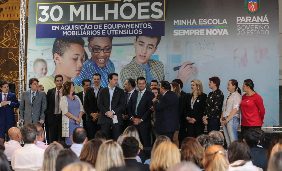 O governador Carlos Massa Ratinho Junior confirma nesta quarta-feira (06) recursos para compra de climatizadores, refrigeradores, conjuntos refeitórios, mesas, banquetas e utensílios para as escolas estaduais do Paraná. O investimento será feito por meio da Fundepar.  Curitiba, 06/11/2019 - Foto: Geraldo Bubniak/AEN