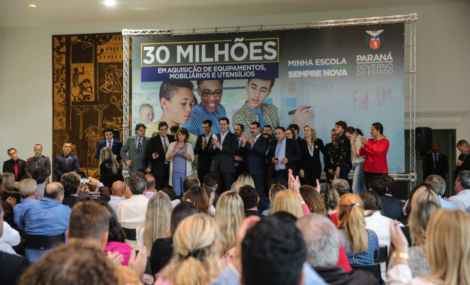 O governador Carlos Massa Ratinho Junior confirma nesta quarta-feira (06) recursos para compra de climatizadores, refrigeradores, conjuntos refeitórios, mesas, banquetas e utensílios para as escolas estaduais do Paraná. O investimento será feito por meio da Fundepar.  Curitiba, 06/11/2019 - Foto: Geraldo Bubniak/AEN
