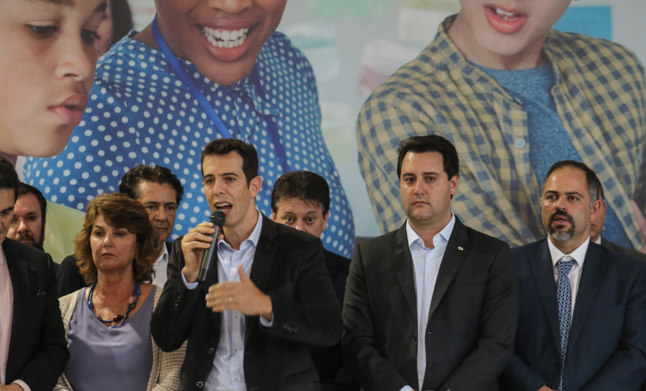 O governador Carlos Massa Ratinho Junior confirma nesta quarta-feira (06) recursos para compra de climatizadores, refrigeradores, conjuntos refeitórios, mesas, banquetas e utensílios para as escolas estaduais do Paraná. O investimento será feito por meio da Fundepar.  Curitiba, 06/11/2019 - Foto: Geraldo Bubniak/AEN