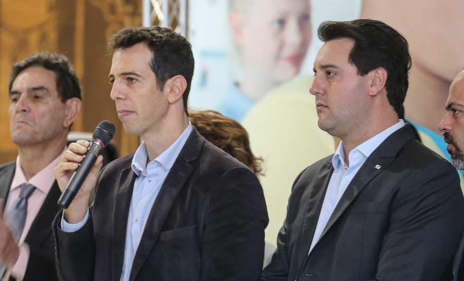 O governador Carlos Massa Ratinho Junior confirma nesta quarta-feira (06) recursos para compra de climatizadores, refrigeradores, conjuntos refeitórios, mesas, banquetas e utensílios para as escolas estaduais do Paraná. O investimento será feito por meio da Fundepar.  Curitiba, 06/11/2019 - Foto: Geraldo Bubniak/AEN