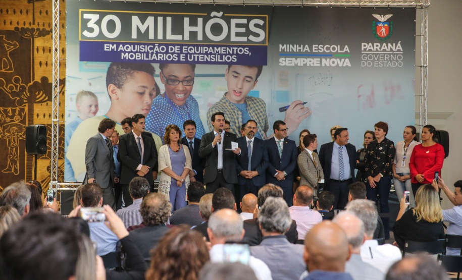 O governador Carlos Massa Ratinho Junior confirma nesta quarta-feira (06) recursos para compra de climatizadores, refrigeradores, conjuntos refeitórios, mesas, banquetas e utensílios para as escolas estaduais do Paraná. O investimento será feito por meio da Fundepar.  Curitiba, 06/11/2019 - Foto: Geraldo Bubniak/AEN