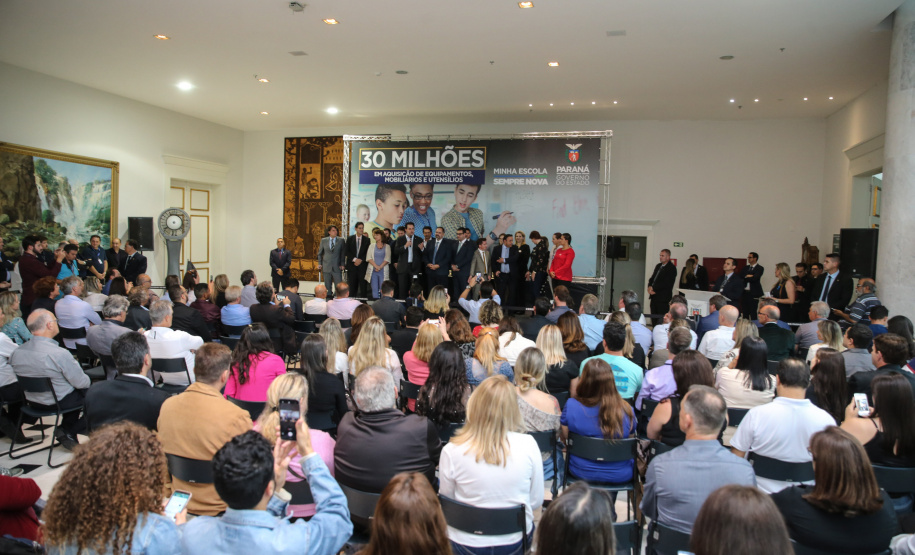 O governador Carlos Massa Ratinho Junior confirma nesta quarta-feira (06) recursos para compra de climatizadores, refrigeradores, conjuntos refeitórios, mesas, banquetas e utensílios para as escolas estaduais do Paraná. O investimento será feito por meio da Fundepar.  Curitiba, 06/11/2019 - Foto: Geraldo Bubniak/AEN