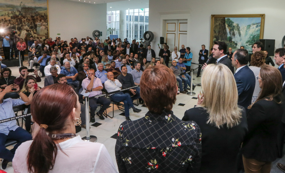 O governador Carlos Massa Ratinho Junior confirma nesta quarta-feira (06) recursos para compra de climatizadores, refrigeradores, conjuntos refeitórios, mesas, banquetas e utensílios para as escolas estaduais do Paraná. O investimento será feito por meio da Fundepar.  Curitiba, 06/11/2019 - Foto: Geraldo Bubniak/AEN