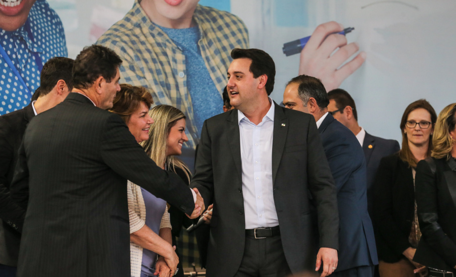 O governador Carlos Massa Ratinho Junior confirma nesta quarta-feira (06) recursos para compra de climatizadores, refrigeradores, conjuntos refeitórios, mesas, banquetas e utensílios para as escolas estaduais do Paraná. O investimento será feito por meio da Fundepar.  Curitiba, 06/11/2019 - Foto: Geraldo Bubniak/AEN