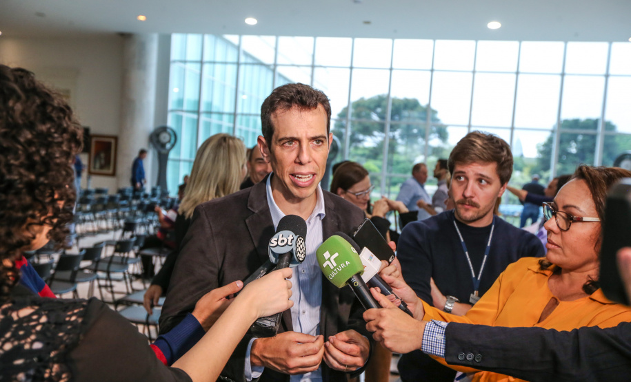 O governador Carlos Massa Ratinho Junior confirma nesta quarta-feira (06) recursos para compra de climatizadores, refrigeradores, conjuntos refeitórios, mesas, banquetas e utensílios para as escolas estaduais do Paraná. O investimento será feito por meio da Fundepar.  Na foto, Renato Feder , secretário da Educação e Esporte. Curitiba, 06/11/2019 - Foto: Geraldo Bubniak/AEN