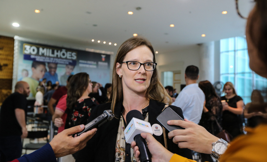 O governador Carlos Massa Ratinho Junior confirma nesta quarta-feira (06) recursos para compra de climatizadores, refrigeradores, conjuntos refeitórios, mesas, banquetas e utensílios para as escolas estaduais do Paraná. O investimento será feito por meio da Fundepar. Na foto, a Prof Maira Dal Sant Hara  do Colegio Estadual Ivone Pimentel de Curitiba.  Curitiba, 06/11/2019 - Foto: Geraldo Bubniak/AEN