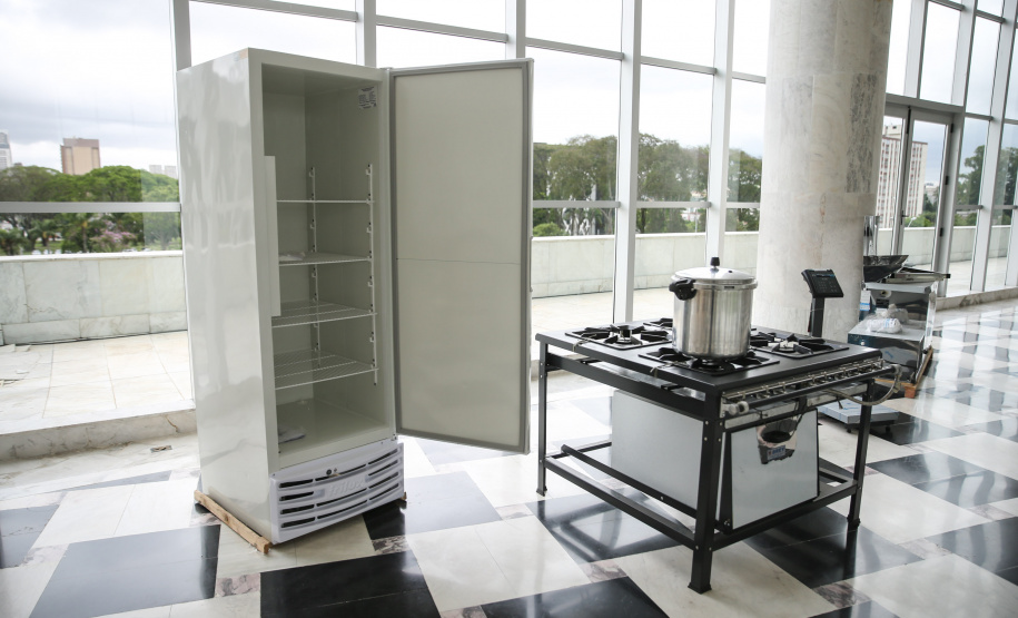 O governador Carlos Massa Ratinho Junior confirma nesta quarta-feira (06) recursos para compra de climatizadores, refrigeradores, conjuntos refeitórios, mesas, banquetas e utensílios para as escolas estaduais do Paraná. O investimento será feito por meio da Fundepar.  Curitiba, 06/11/2019 - Foto: Geraldo Bubniak/AEN