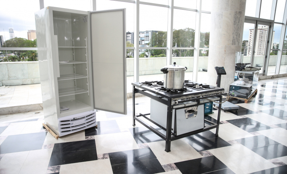 O governador Carlos Massa Ratinho Junior confirma nesta quarta-feira (06) recursos para compra de climatizadores, refrigeradores, conjuntos refeitórios, mesas, banquetas e utensílios para as escolas estaduais do Paraná. O investimento será feito por meio da Fundepar.  Curitiba, 06/11/2019 - Foto: Geraldo Bubniak/AEN