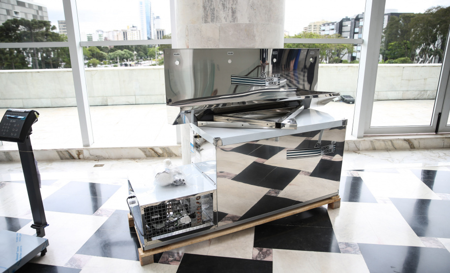 O governador Carlos Massa Ratinho Junior confirma nesta quarta-feira (06) recursos para compra de climatizadores, refrigeradores, conjuntos refeitórios, mesas, banquetas e utensílios para as escolas estaduais do Paraná. O investimento será feito por meio da Fundepar.  Curitiba, 06/11/2019 - Foto: Geraldo Bubniak/AEN