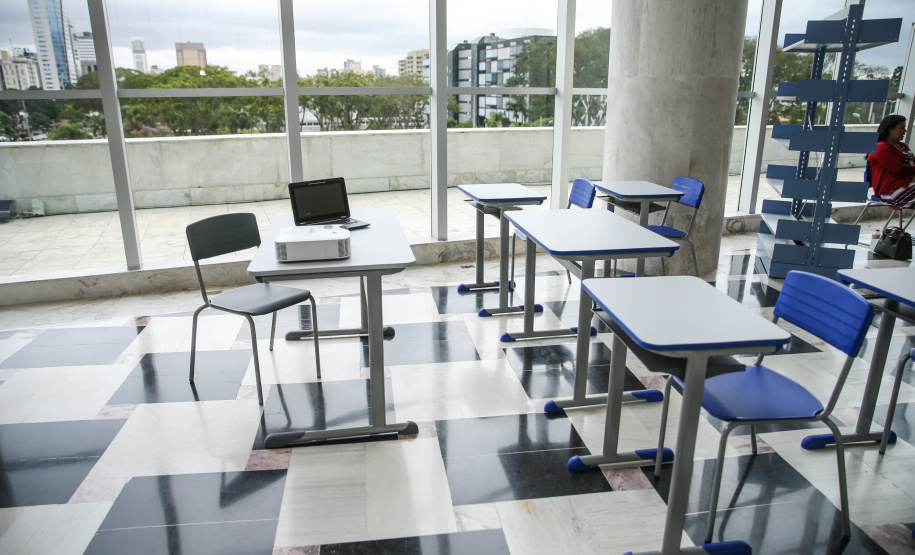 O governador Carlos Massa Ratinho Junior confirma nesta quarta-feira (06) recursos para compra de climatizadores, refrigeradores, conjuntos refeitórios, mesas, banquetas e utensílios para as escolas estaduais do Paraná. O investimento será feito por meio da Fundepar.  Curitiba, 06/11/2019 - Foto: Geraldo Bubniak/AEN