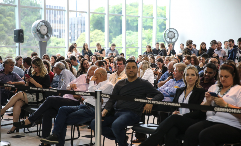 O governador Carlos Massa Ratinho Junior confirma nesta quarta-feira (06) recursos para compra de climatizadores, refrigeradores, conjuntos refeitórios, mesas, banquetas e utensílios para as escolas estaduais do Paraná. O investimento será feito por meio da Fundepar.  Curitiba, 06/11/2019 - Foto: Geraldo Bubniak/AEN