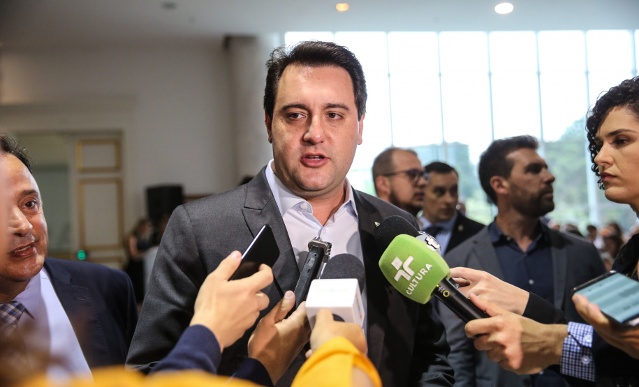 O governador Carlos Massa Ratinho Junior confirma nesta quarta-feira (06) recursos para compra de climatizadores, refrigeradores, conjuntos refeitórios, mesas, banquetas e utensílios para as escolas estaduais do Paraná. O investimento será feito por meio da Fundepar.  Curitiba, 06/11/2019 - Foto: Geraldo Bubniak/AEN