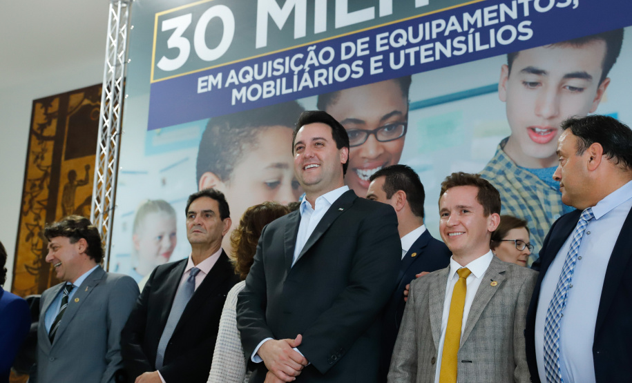 O governador Carlos Massa Ratinho Junior confirma nesta quarta-feira (06) recursos para compra de climatizadores, refrigeradores, conjuntos refeitórios, mesas, banquetas e utensílios para as escolas estaduais do Paraná. O investimento será feito por meio da Fundepar