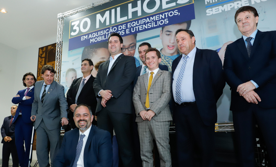 O governador Carlos Massa Ratinho Junior confirma nesta quarta-feira (06) recursos para compra de climatizadores, refrigeradores, conjuntos refeitórios, mesas, banquetas e utensílios para as escolas estaduais do Paraná. O investimento será feito por meio da Fundepar