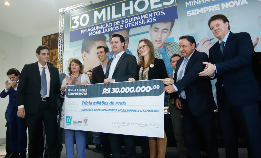 O governador Carlos Massa Ratinho Junior confirma nesta quarta-feira (06) recursos para compra de climatizadores, refrigeradores, conjuntos refeitórios, mesas, banquetas e utensílios para as escolas estaduais do Paraná. O investimento será feito por meio da Fundepar