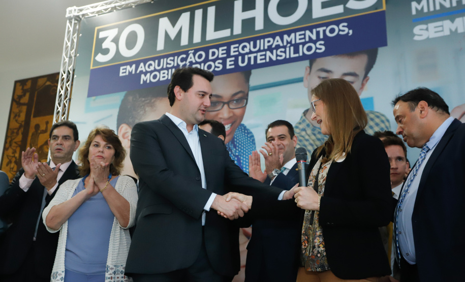 O governador Carlos Massa Ratinho Junior confirma nesta quarta-feira (06) recursos para compra de climatizadores, refrigeradores, conjuntos refeitórios, mesas, banquetas e utensílios para as escolas estaduais do Paraná. O investimento será feito por meio da Fundepar