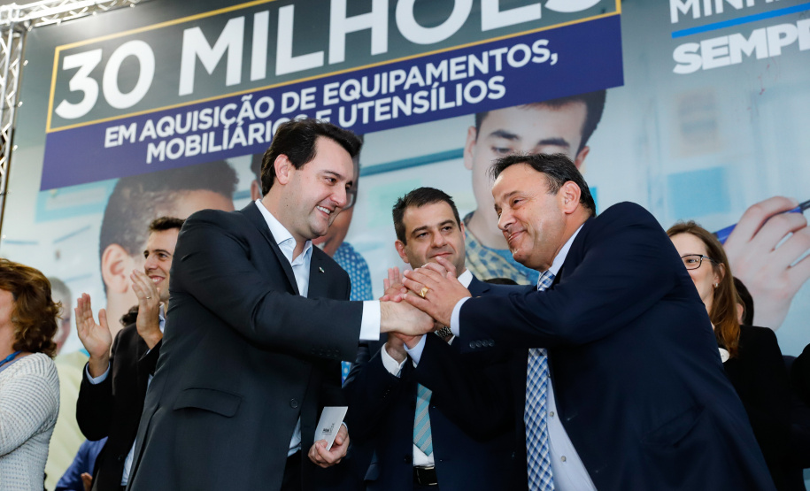 O governador Carlos Massa Ratinho Junior confirma nesta quarta-feira (06) recursos para compra de climatizadores, refrigeradores, conjuntos refeitórios, mesas, banquetas e utensílios para as escolas estaduais do Paraná. O investimento será feito por meio da Fundepar