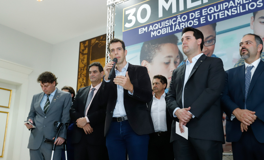 O governador Carlos Massa Ratinho Junior confirma nesta quarta-feira (06) recursos para compra de climatizadores, refrigeradores, conjuntos refeitórios, mesas, banquetas e utensílios para as escolas estaduais do Paraná. O investimento será feito por meio da Fundepar