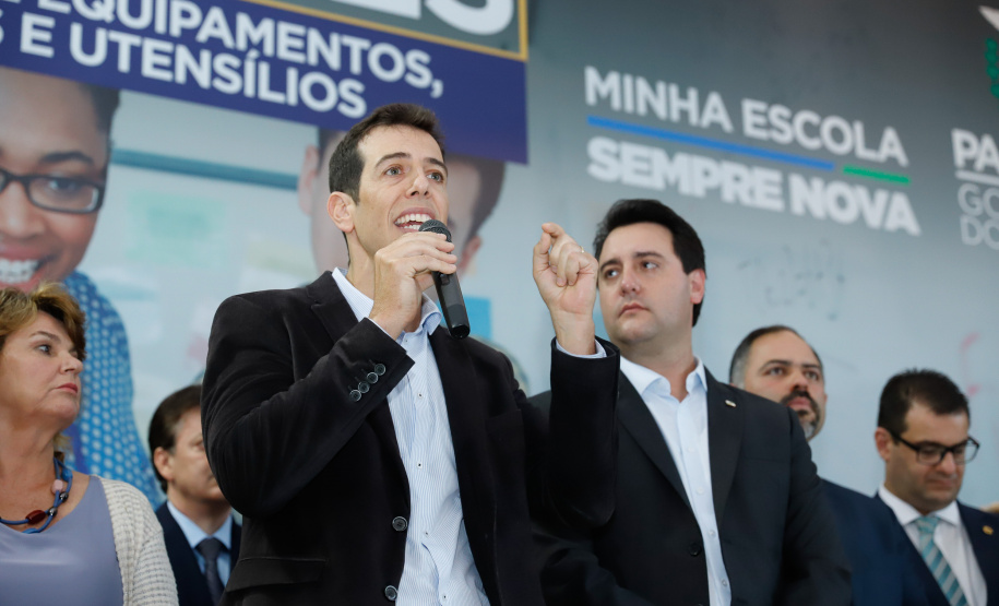 O governador Carlos Massa Ratinho Junior confirma nesta quarta-feira (06) recursos para compra de climatizadores, refrigeradores, conjuntos refeitórios, mesas, banquetas e utensílios para as escolas estaduais do Paraná. O investimento será feito por meio da Fundepar