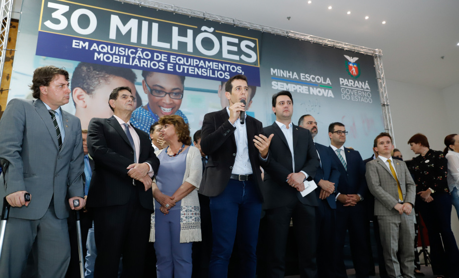 O governador Carlos Massa Ratinho Junior confirma nesta quarta-feira (06) recursos para compra de climatizadores, refrigeradores, conjuntos refeitórios, mesas, banquetas e utensílios para as escolas estaduais do Paraná. O investimento será feito por meio da Fundepar