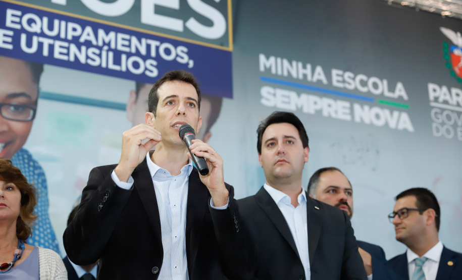 O governador Carlos Massa Ratinho Junior confirma nesta quarta-feira (06) recursos para compra de climatizadores, refrigeradores, conjuntos refeitórios, mesas, banquetas e utensílios para as escolas estaduais do Paraná. O investimento será feito por meio da Fundepar
