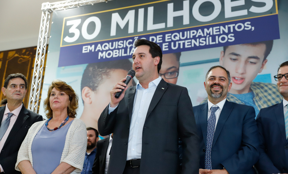 O governador Carlos Massa Ratinho Junior confirma nesta quarta-feira (06) recursos para compra de climatizadores, refrigeradores, conjuntos refeitórios, mesas, banquetas e utensílios para as escolas estaduais do Paraná. O investimento será feito por meio da Fundepar