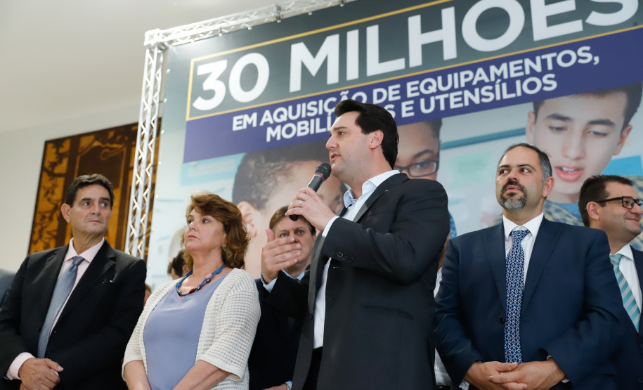 O governador Carlos Massa Ratinho Junior confirma nesta quarta-feira (06) recursos para compra de climatizadores, refrigeradores, conjuntos refeitórios, mesas, banquetas e utensílios para as escolas estaduais do Paraná. O investimento será feito por meio da Fundepar