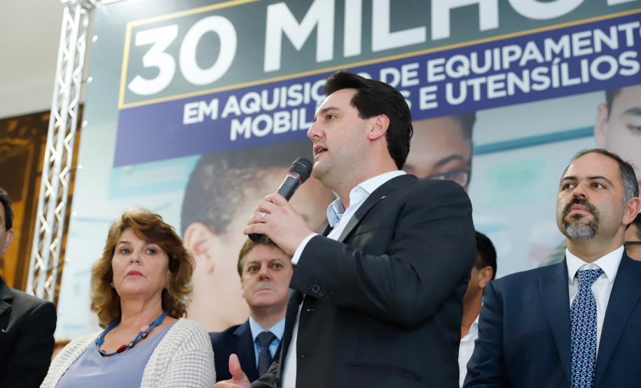 O governador Carlos Massa Ratinho Junior confirma nesta quarta-feira (06) recursos para compra de climatizadores, refrigeradores, conjuntos refeitórios, mesas, banquetas e utensílios para as escolas estaduais do Paraná. O investimento será feito por meio da Fundepar