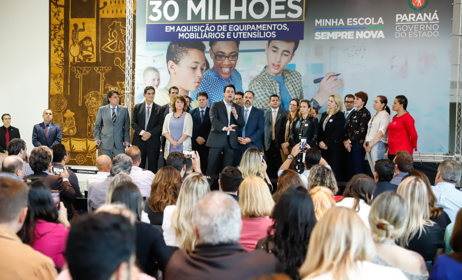 O governador Carlos Massa Ratinho Junior confirma nesta quarta-feira (06) recursos para compra de climatizadores, refrigeradores, conjuntos refeitórios, mesas, banquetas e utensílios para as escolas estaduais do Paraná. O investimento será feito por meio da Fundepar