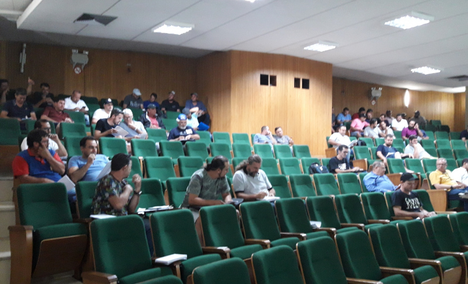 Ao longo de mais de quatro horas foram arrematados 1.074 veículos de 109 lotes, incluindo carros, motos, ônibus e caminhões no leilão promovido pelo Departamento de Estradas de Rodagem do Paraná (DER/PR) nesta terça-feira (05). Foram leiloadas sucatas de veículos automotores, apreendidos ou abandonados em rodovias estaduais. Curitiba, 07-11-2019 - Divulgação/DER