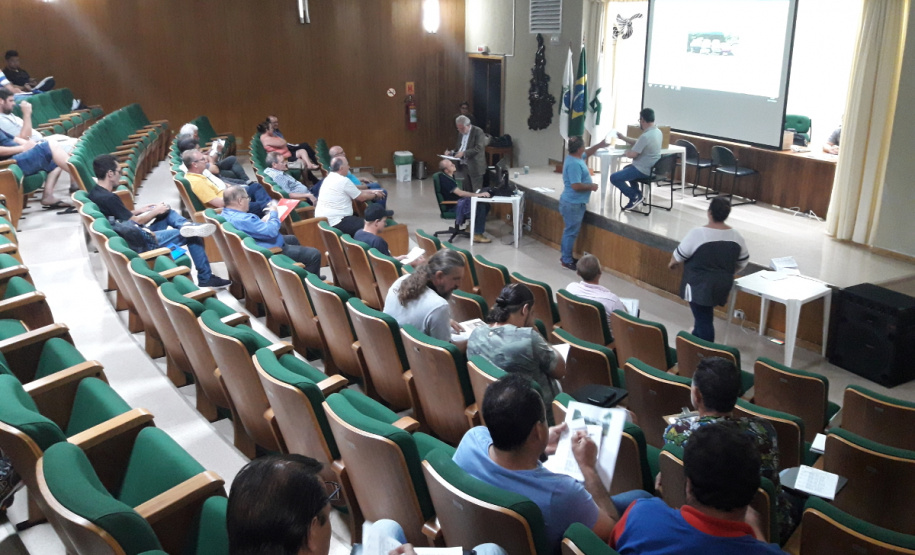 Ao longo de mais de quatro horas foram arrematados 1.074 veículos de 109 lotes, incluindo carros, motos, ônibus e caminhões no leilão promovido pelo Departamento de Estradas de Rodagem do Paraná (DER/PR) nesta terça-feira (05). Foram leiloadas sucatas de veículos automotores, apreendidos ou abandonados em rodovias estaduais. Curitiba, 07-11-2019 - Divulgação/DER