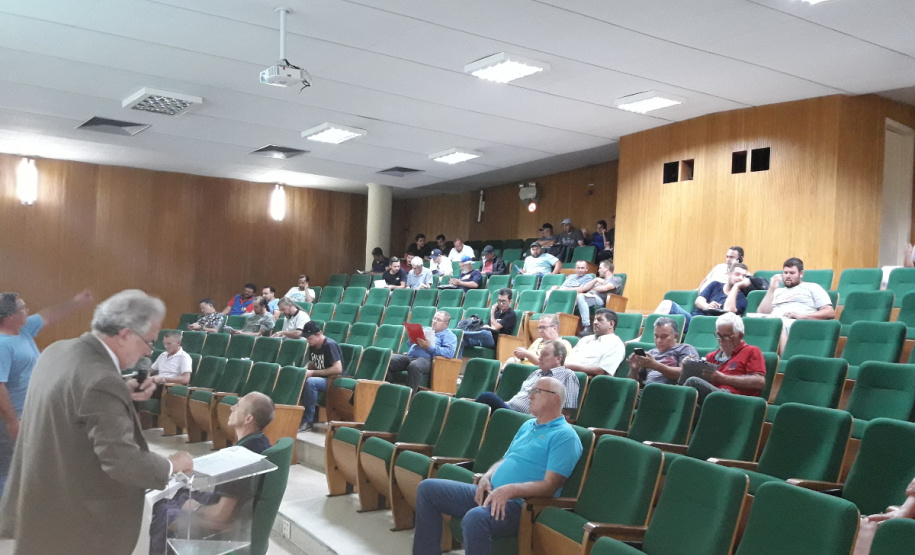 Ao longo de mais de quatro horas foram arrematados 1.074 veículos de 109 lotes, incluindo carros, motos, ônibus e caminhões no leilão promovido pelo Departamento de Estradas de Rodagem do Paraná (DER/PR) nesta terça-feira (05). Foram leiloadas sucatas de veículos automotores, apreendidos ou abandonados em rodovias estaduais. Curitiba, 07-11-2019 - Divulgação/DER