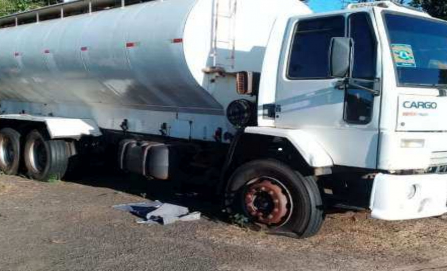 Ao longo de mais de quatro horas foram arrematados 1.074 veículos de 109 lotes, incluindo carros, motos, ônibus e caminhões no leilão promovido pelo Departamento de Estradas de Rodagem do Paraná (DER/PR) nesta terça-feira (05). Foram leiloadas sucatas de veículos automotores, apreendidos ou abandonados em rodovias estaduais. Curitiba, 07-11-2019 - Divulgação/DER