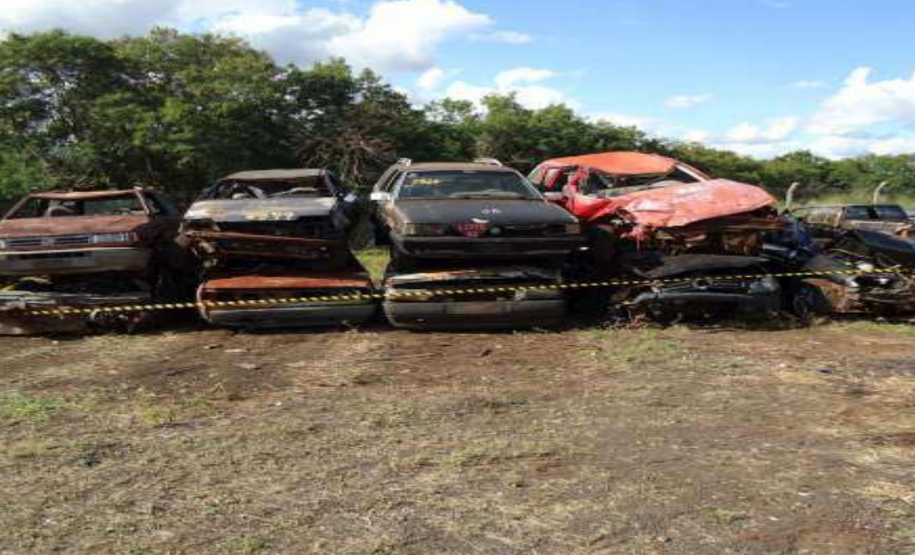 Ao longo de mais de quatro horas foram arrematados 1.074 veículos de 109 lotes, incluindo carros, motos, ônibus e caminhões no leilão promovido pelo Departamento de Estradas de Rodagem do Paraná (DER/PR) nesta terça-feira (05). Foram leiloadas sucatas de veículos automotores, apreendidos ou abandonados em rodovias estaduais. Curitiba, 07-11-2019 - Divulgação/DER