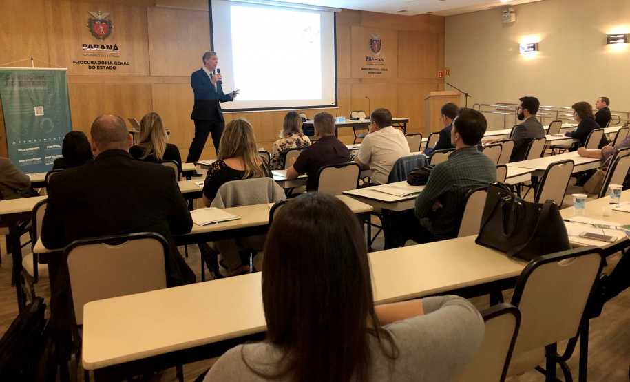 O Governo do Paraná vai melhorar o contato com o cidadão pelas mais de 70 ouvidorias distribuídas em secretarias e empresas estaduais, incluídas as instituições de ensino superior. A Controladoria-Geral do Estado reuniu nesta semana o primeiro encontro com representantes da área de vários órgãos públicos e vai propor a criação de um conselho consultivo para casos de maior complexidade. Curitiba, 07/11/2019 - Divulgação/CGE