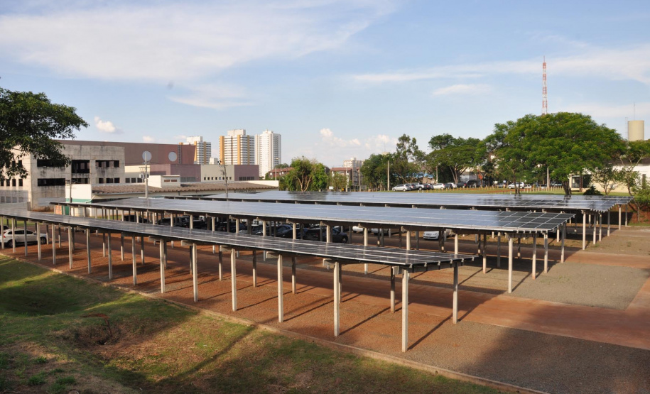 A Universidade Estadual de Londrina (UEL) entrega oficialmente nesta sexta-feira (8) a primeira Usina Fotovoltaica de Londrina, sistema de captação de incidência solar que deverá garantir uma produção de 489,6 MWh/ano, energia suficiente para manter aproximadamente 250 residências médias durante um ano. Foto: Divulgação/UEL