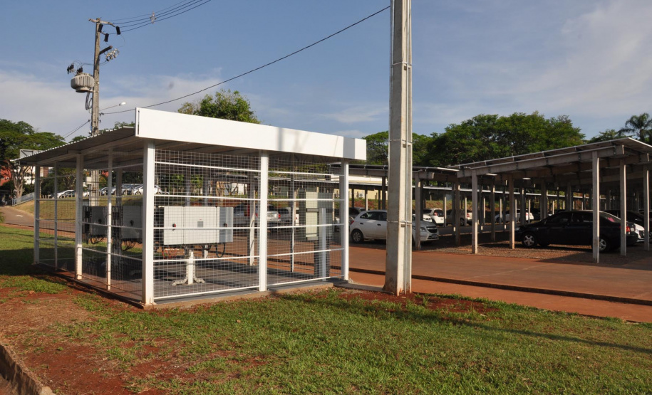A Universidade Estadual de Londrina (UEL) entrega oficialmente nesta sexta-feira (8) a primeira Usina Fotovoltaica de Londrina, sistema de captação de incidência solar que deverá garantir uma produção de 489,6 MWh/ano, energia suficiente para manter aproximadamente 250 residências médias durante um ano. Foto: Divulgação/UEL