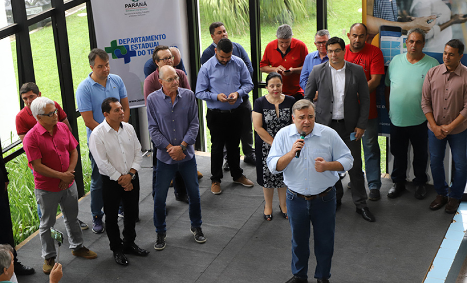 O Governo do Estado lançou nesta quarta-feira (06) o programa Emprega Mais Litoral. O secretário de Estado da Justiça, Família e Trabalho, Ney Leprevost, esteve em Matinhos para o lançamento, na prefeitura, com a presença do prefeito Ruy Hauer Reichert. O objetivo é firmar parcerias com empresas e estabelecimentos comerciais para aumentar o número de vagas ofertadas nas Agências do Trabalhador do Litoral, com foco nas contratações temporárias para o verão. Foto:Divulgação/SEJUF