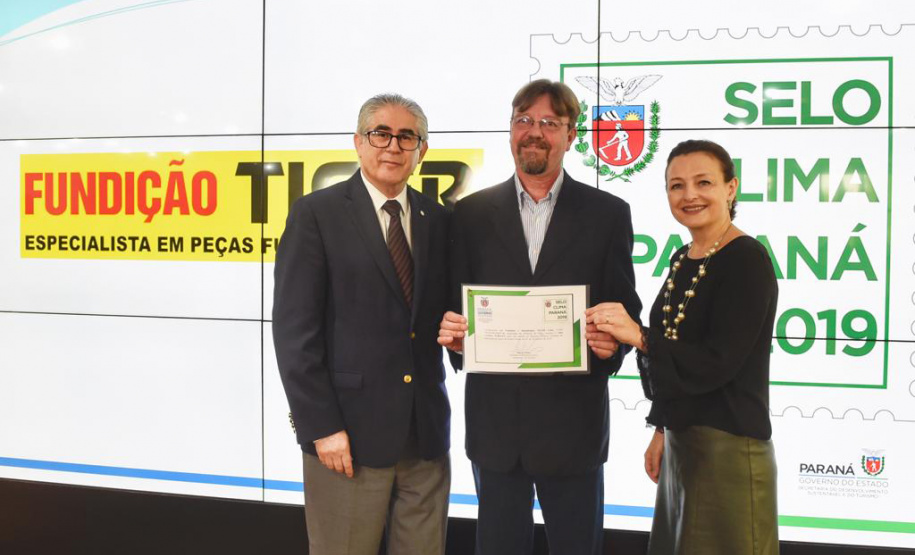 O Prêmio Selo Clima Paraná 2019 foi entregue nesta quinta-feira (07) a 36 empresas que, voluntariamente, decidiram medir, divulgar e reduzir as emissões de gases de efeito estufa, causadores do aquecimento global e das mudanças climáticas. O mais importante deles é o dióxido de carbono (CO2). Foto: Denis Ferreira Netto/AEN