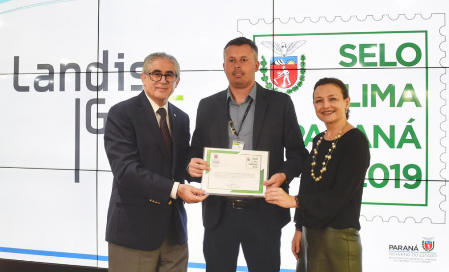 O Prêmio Selo Clima Paraná 2019 foi entregue nesta quinta-feira (07) a 36 empresas que, voluntariamente, decidiram medir, divulgar e reduzir as emissões de gases de efeito estufa, causadores do aquecimento global e das mudanças climáticas. O mais importante deles é o dióxido de carbono (CO2). Foto: Denis Ferreira Netto/AEN