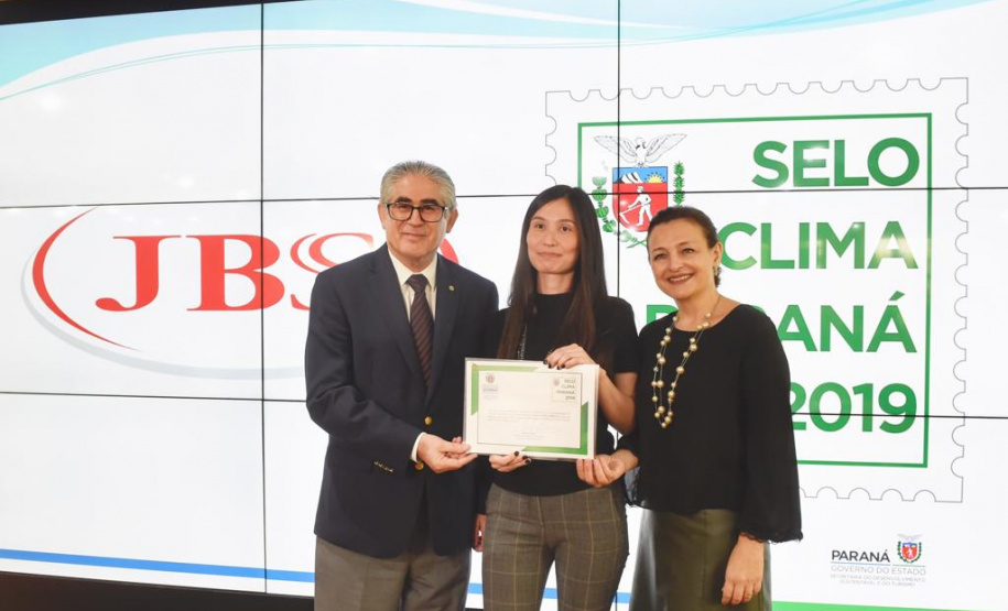 O Prêmio Selo Clima Paraná 2019 foi entregue nesta quinta-feira (07) a 36 empresas que, voluntariamente, decidiram medir, divulgar e reduzir as emissões de gases de efeito estufa, causadores do aquecimento global e das mudanças climáticas. O mais importante deles é o dióxido de carbono (CO2). Foto: Denis Ferreira Netto/AEN