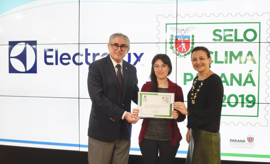 O Prêmio Selo Clima Paraná 2019 foi entregue nesta quinta-feira (07) a 36 empresas que, voluntariamente, decidiram medir, divulgar e reduzir as emissões de gases de efeito estufa, causadores do aquecimento global e das mudanças climáticas. O mais importante deles é o dióxido de carbono (CO2). Foto: Denis Ferreira Netto/AEN