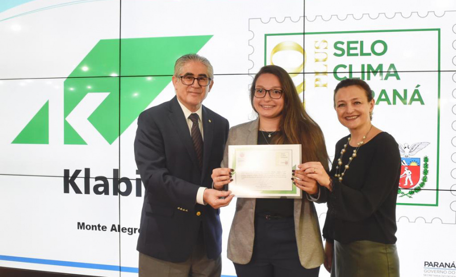 O Prêmio Selo Clima Paraná 2019 foi entregue nesta quinta-feira (07) a 36 empresas que, voluntariamente, decidiram medir, divulgar e reduzir as emissões de gases de efeito estufa, causadores do aquecimento global e das mudanças climáticas. O mais importante deles é o dióxido de carbono (CO2). Foto: Denis Ferreira Netto/AEN