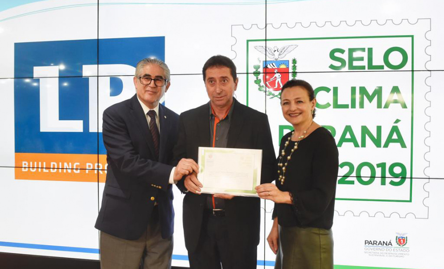 O Prêmio Selo Clima Paraná 2019 foi entregue nesta quinta-feira (07) a 36 empresas que, voluntariamente, decidiram medir, divulgar e reduzir as emissões de gases de efeito estufa, causadores do aquecimento global e das mudanças climáticas. O mais importante deles é o dióxido de carbono (CO2). Foto: Denis Ferreira Netto/AEN