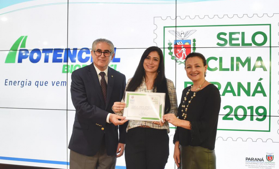 O Prêmio Selo Clima Paraná 2019 foi entregue nesta quinta-feira (07) a 36 empresas que, voluntariamente, decidiram medir, divulgar e reduzir as emissões de gases de efeito estufa, causadores do aquecimento global e das mudanças climáticas. O mais importante deles é o dióxido de carbono (CO2). Foto: Denis Ferreira Netto/AEN