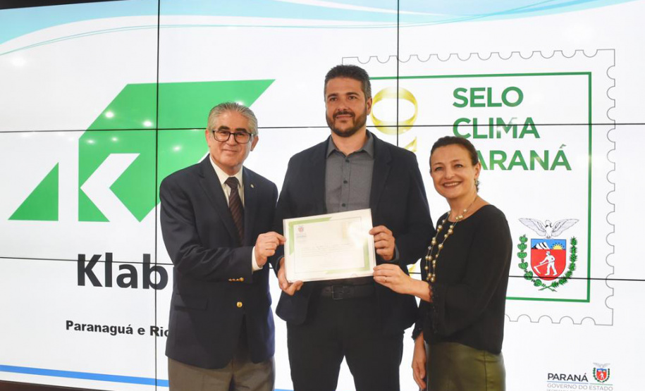 O Prêmio Selo Clima Paraná 2019 foi entregue nesta quinta-feira (07) a 36 empresas que, voluntariamente, decidiram medir, divulgar e reduzir as emissões de gases de efeito estufa, causadores do aquecimento global e das mudanças climáticas. O mais importante deles é o dióxido de carbono (CO2). Foto: Denis Ferreira Netto/AEN