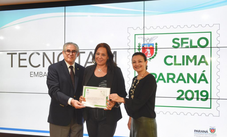 O Prêmio Selo Clima Paraná 2019 foi entregue nesta quinta-feira (07) a 36 empresas que, voluntariamente, decidiram medir, divulgar e reduzir as emissões de gases de efeito estufa, causadores do aquecimento global e das mudanças climáticas. O mais importante deles é o dióxido de carbono (CO2). Foto: Denis Ferreira Netto/AEN