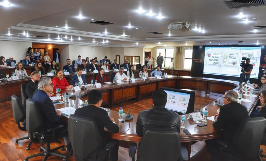 O Prêmio Selo Clima Paraná 2019 foi entregue nesta quinta-feira (07) a 36 empresas que, voluntariamente, decidiram medir, divulgar e reduzir as emissões de gases de efeito estufa, causadores do aquecimento global e das mudanças climáticas. O mais importante deles é o dióxido de carbono (CO2). Foto: Denis Ferreira Netto/AEN